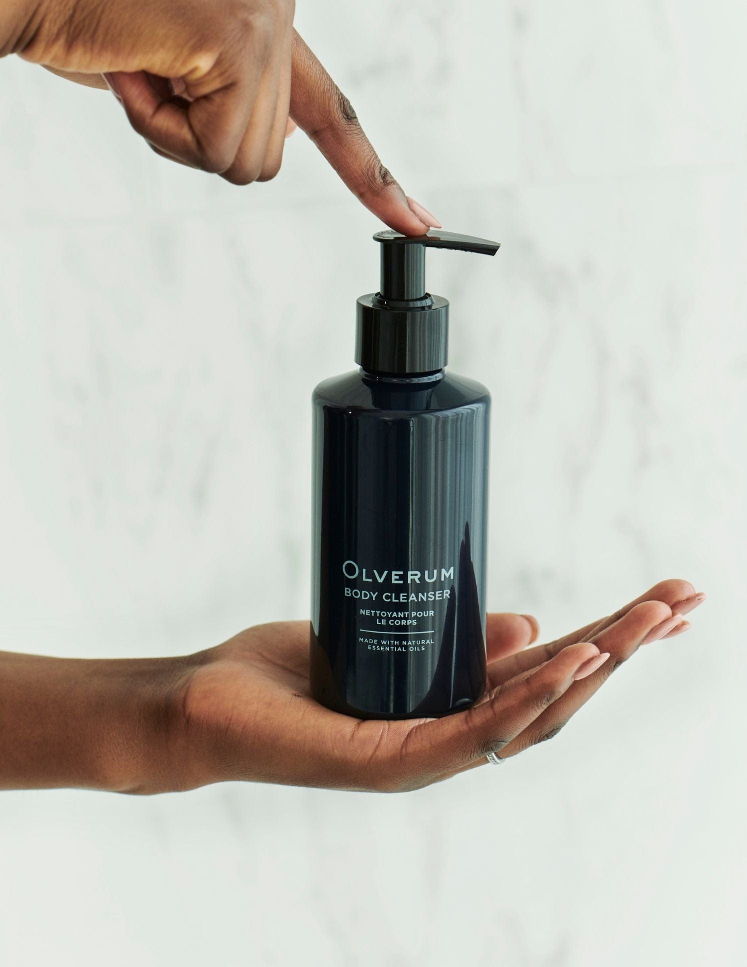 Discover sulfate-free body cleanser, 250ml. Gentle surfactants clean while avocado oil restores and moisturizes. Aromatic essential oils soothe stress.